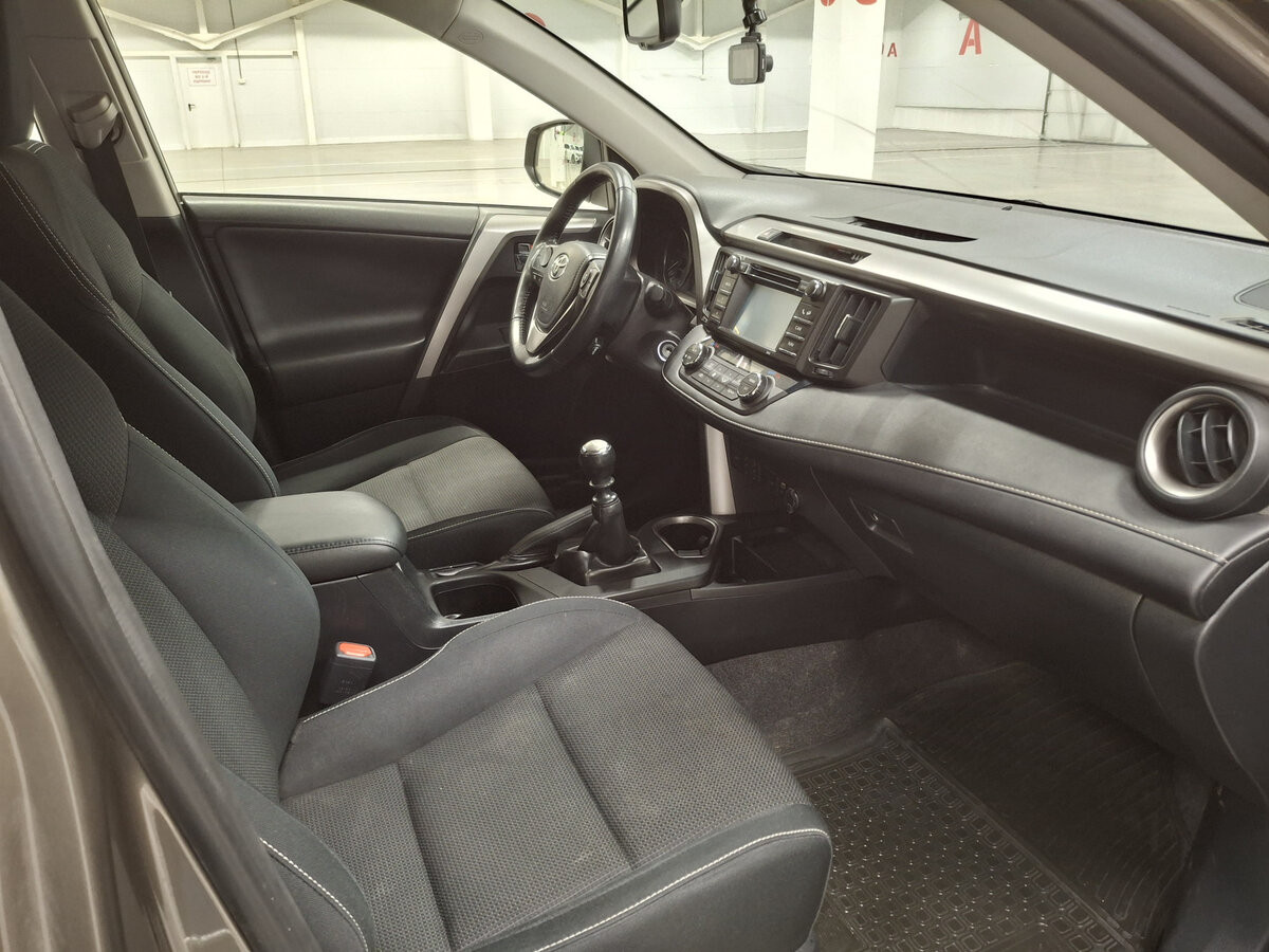 Toyota RAV4 IV (XA40) Рестайлинг, 2015 Фото №10
