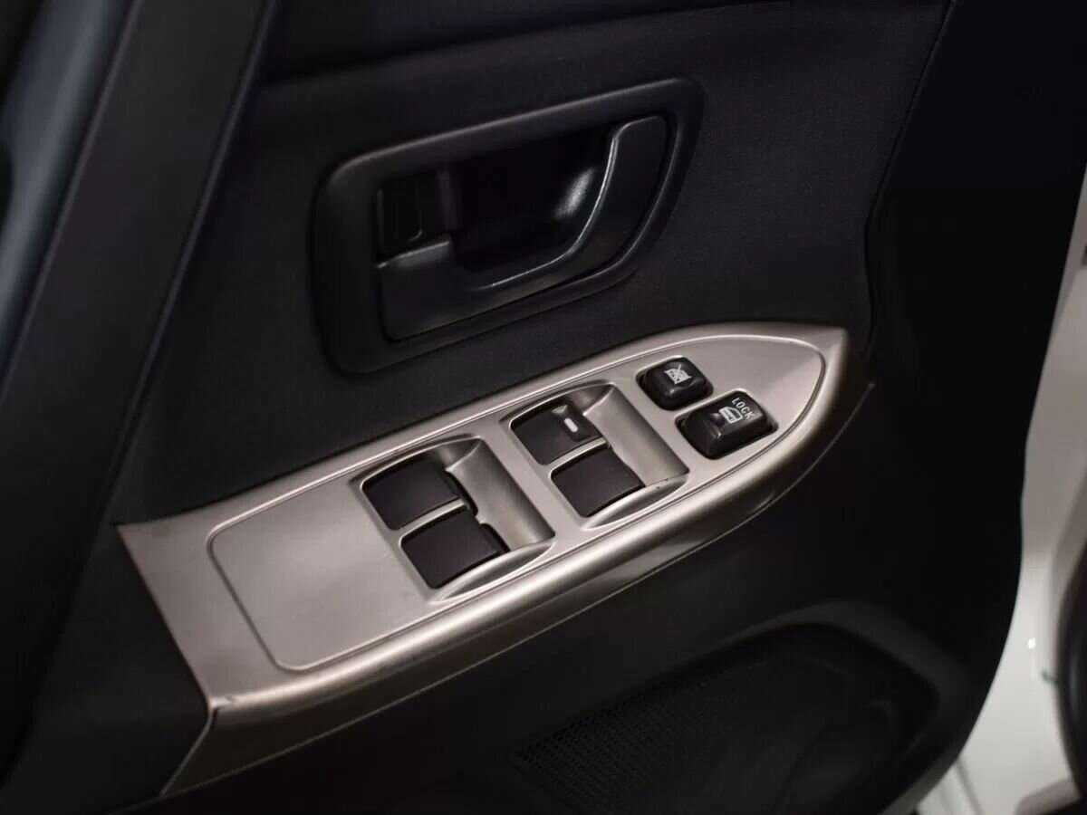 Mitsubishi Pajero, 2015 Фото №13