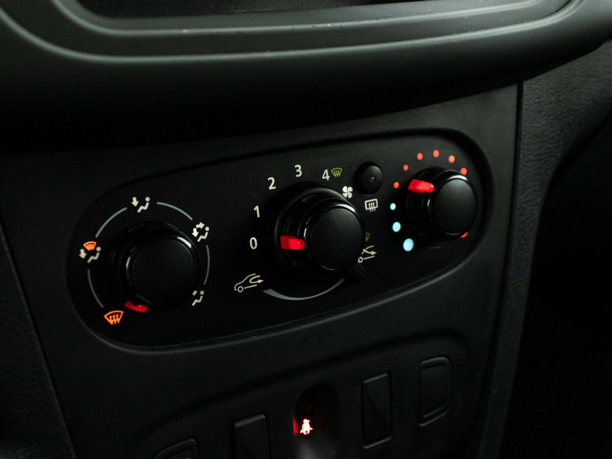 Renault Logan II Рестайлинг, 2019 Фото №14